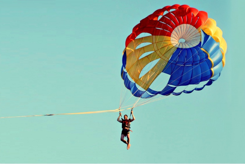 Parasailing - прыжок с парашютом над озером в Аникщай