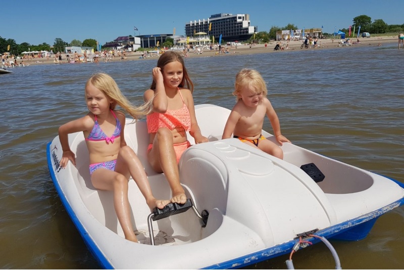 Катание на водном велосипеде в "Surf Center" в Пярну